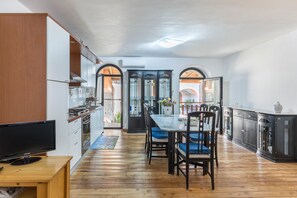 Een koelkast, een magnetron, een oven, een kookplaat