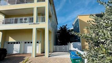 House, 6 Bedrooms | Exterior