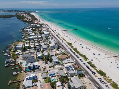Sans Souci 6 Bedroom Home by RedAwning