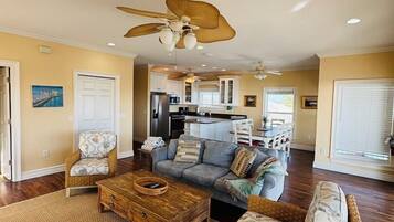 House, 6 Bedrooms | Living area