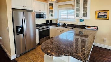 House, 6 Bedrooms | Private kitchen