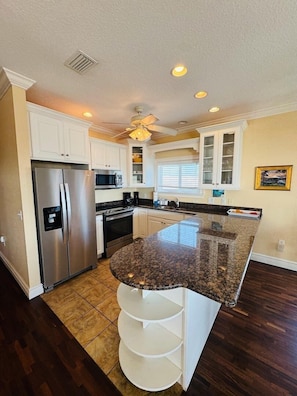 House, 6 Bedrooms | Private kitchen