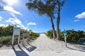 House, 6 Bedrooms | Beach - Sans Souci 6 Bedroom Home by RedAwning (Bradenton Beach)