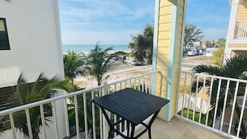 House, 6 Bedrooms | Outdoor dining