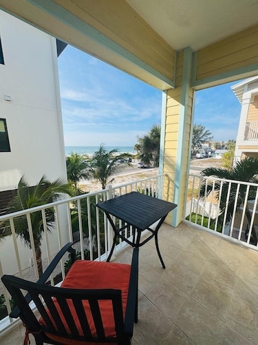 Sans Souci 6 Bedroom Home by RedAwning