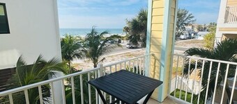 Sans Souci 6 Bedroom Home by RedAwning