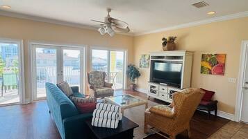 House, 6 Bedrooms | Living area