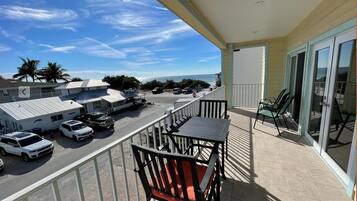 House, 6 Bedrooms | Balcony