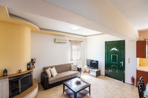 TV, fireplace