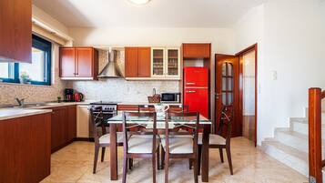 Fridge, oven, stovetop, coffee/tea maker