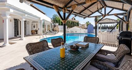 Ferienhaus 'Beachfront Luxury Villa La Cala' mit privatem Pool, WLAN und Klimaanlage