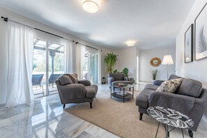 Een televisie en een open haard