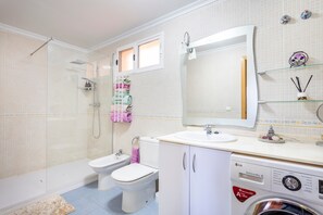 Een douche, een haardroger, handdoeken