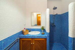 Bathtub, hair dryer, towels