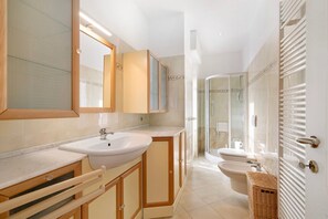Dusche, Haartrockner, Handtücher