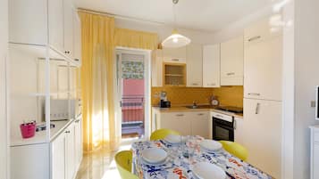 Frigorifero, microonde, forno, piano cottura