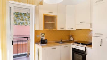 Frigorifero, microonde, forno, piano cottura