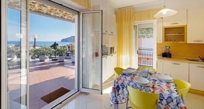 Appartement penthouse "Cielo E Mare" avec vue sur mer, terrasse privée et climatisation.