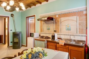Fridge, stovetop, coffee/tea maker, cookware/dishes/utensils - Apartment 'La Rocca di Efisio - Freisa' with Balcony, Wi-Fi and Air Conditioning (Costigliole d'Asti)