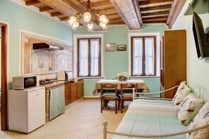 Interior - Apartment 'La Rocca di Efisio - Freisa' with Balcony, Wi-Fi and Air Conditioning (Costigliole d'Asti)