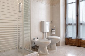 Douche, sèche-cheveux, serviettes fournies