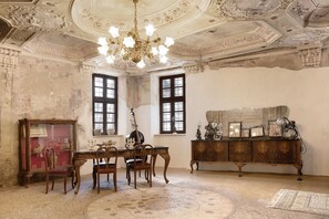 Interior - Holiday Home "La Rocca Di Efisio" with Private Terrace, Wi-Fi & Air Conditioning (Costigliole d'Asti)