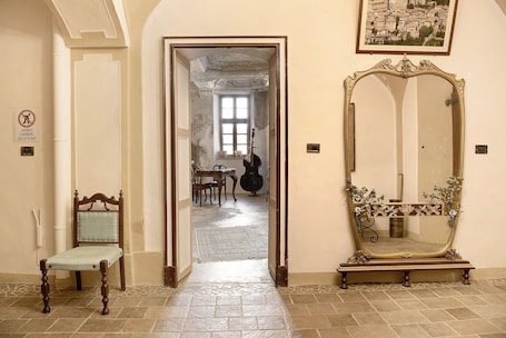 Interni. Appartamento 'La Rocca di Efisio - Dolcetto' con terrazza privata, Wi-Fi e aria condizionata