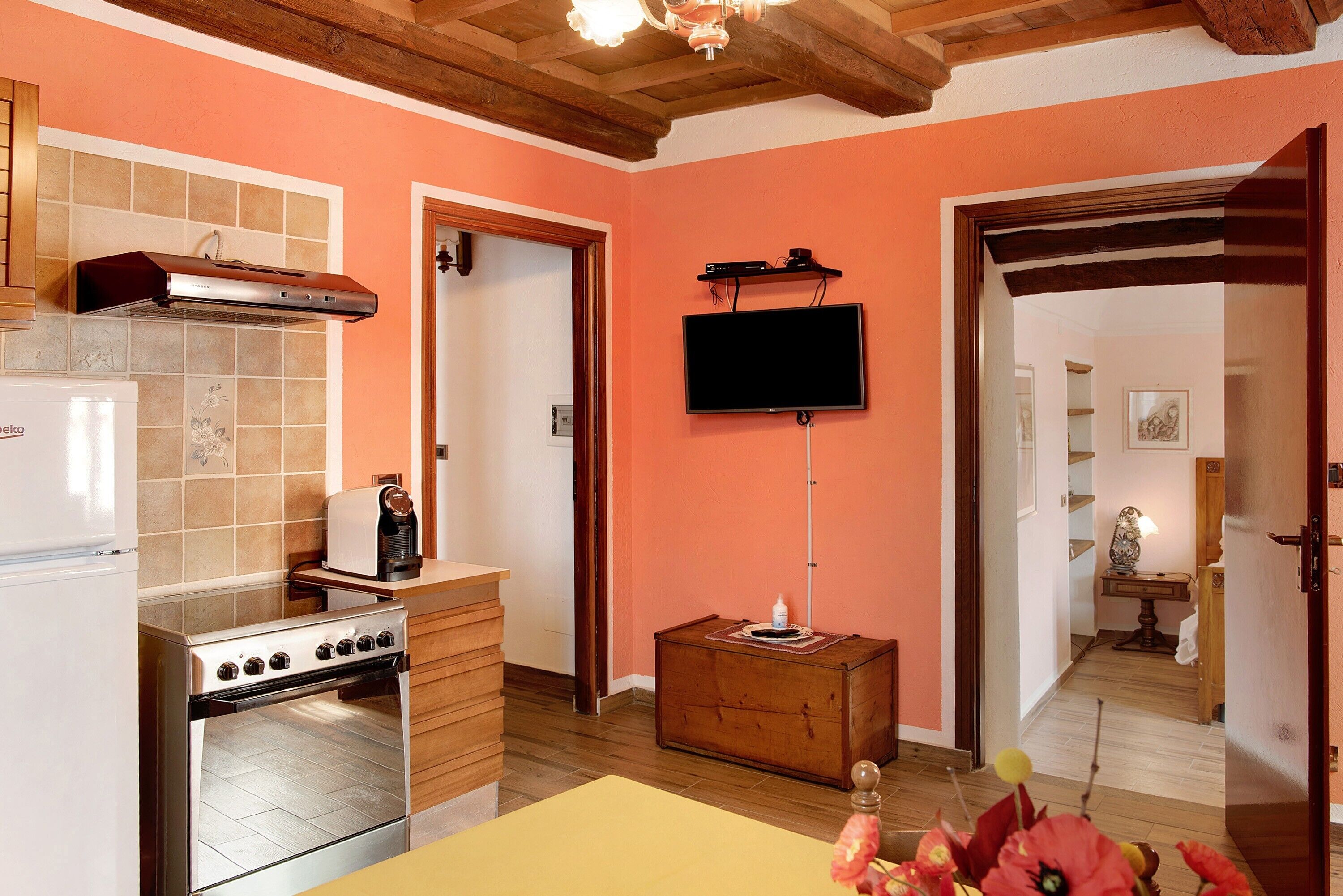 Frigorifero, forno, piano cottura, macchina per tè/caffè