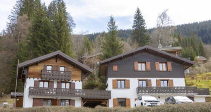 Chalet 'L'orée Du Bois' mit Bergblick, privater Terrasse und WLAN