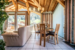 Interior - Chalet for 4 in Morzine with Mountain View, Private Terrace, and Wi-Fi (Morzine)