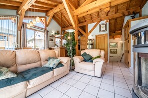 DVD player, stereo - Chalet for 4 in Morzine with Mountain View, Private Terrace, and Wi-Fi (Morzine)