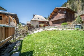Exterior - Chalet for 4 in Morzine with Mountain View, Private Terrace, and Wi-Fi (Morzine)