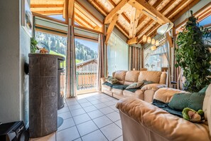 DVD player, stereo - Chalet for 4 in Morzine with Mountain View, Private Terrace, and Wi-Fi (Morzine)