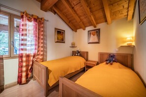 2 bedrooms, iron/ironing board, free WiFi, bed sheets - Chalet for 4 in Morzine with Mountain View, Private Terrace, and Wi-Fi (Morzine)