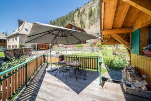 Outdoor dining - Chalet for 4 in Morzine with Mountain View, Private Terrace, and Wi-Fi (Morzine)