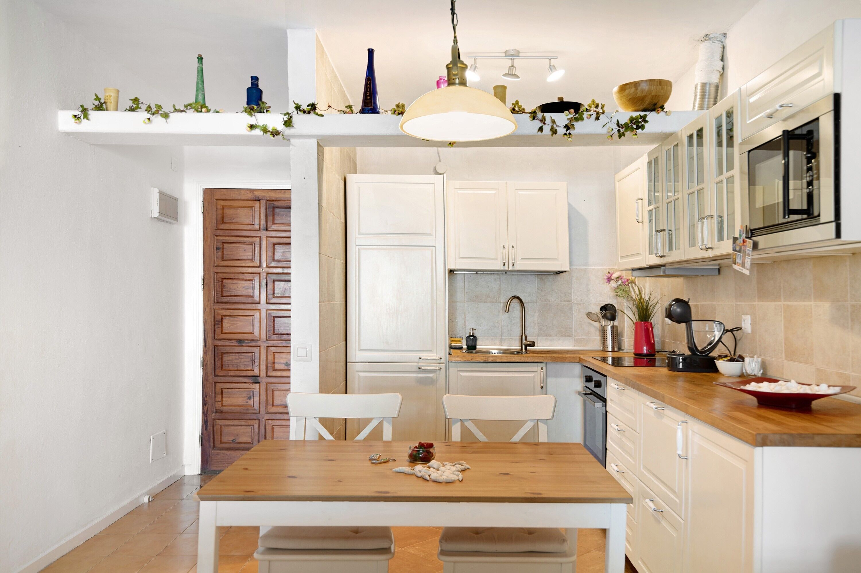 Jääkaappi, mikroaaltouuni, uuni, liesi