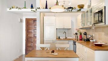 Jääkaappi, mikroaaltouuni, uuni, liesi