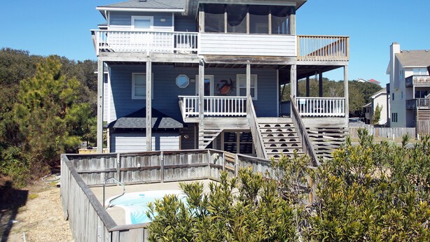 Et toetagers hus med balkon og swimmingpool.