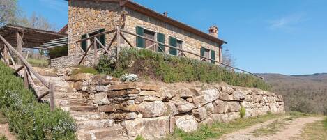 المنشأة من الخارج