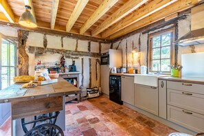 Réfrigérateur, micro-ondes, plaque de cuisson, lave-vaisselle