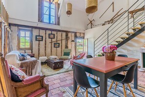 TV - Maison La Grange with Shared Pool and Air Conditioning in Trensacq (Trensacq)