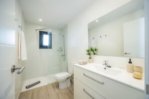 Shower, hair dryer, towels - Apartment 'White Suites' with Shared Pool, Wi-Fi and Air Conditioning (Cala D'or)