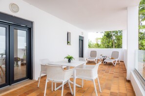 Outdoor dining - Apartment 'White Suites' with Shared Pool, Wi-Fi and Air Conditioning (Cala D'or)