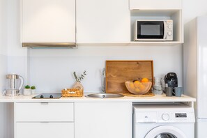 Jääkaappi, mikroaaltouuni, liesi, kahvin-/teenkeitin