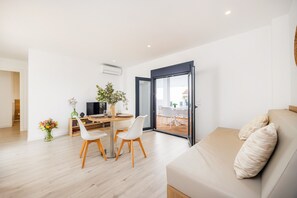 TV - Apartment 'White Suites' with Shared Pool, Wi-Fi and Air Conditioning (Cala D'or)