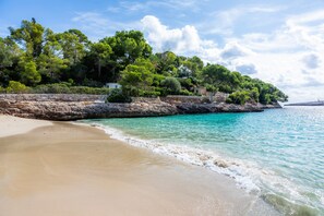 Beach nearby - Apartment 'White Suites 2' with Shared Pool, Wi-Fi and Air Conditioning (Cala D'or)