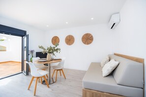 TV - Apartment 'White Suites 2' with Shared Pool, Wi-Fi and Air Conditioning (Cala D'or)
