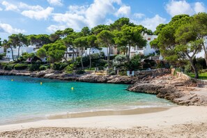 Beach nearby - Apartment 'White Suites 2' with Shared Pool, Wi-Fi and Air Conditioning (Cala D'or)