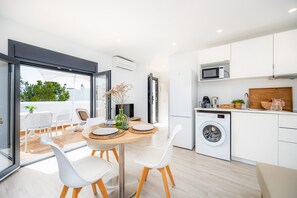 Jääkaappi, mikroaaltouuni, liesi, kahvin-/teenkeitin