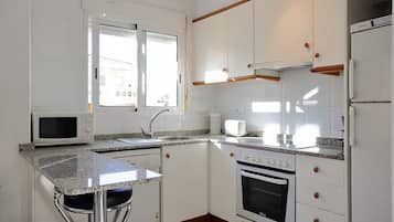 Geladeira, micro-ondas, fogão, cooktop